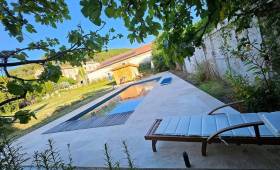 Terrasse avec piscine La Maison Des Travaux Alès