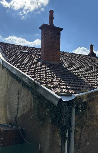 Rénovation de toiture à Onet le Château : tuiles cassées et pleines de mousses