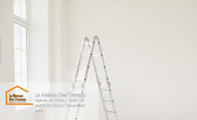 Une pièce en préparation, avec des murs soigneusement poncés et prêts à être peints.  