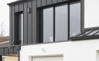 Surélévation d'une maison en bardage zinc anthracite à Vertou