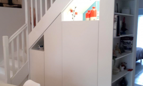 Aménagement de placards sur mesure sous escalier