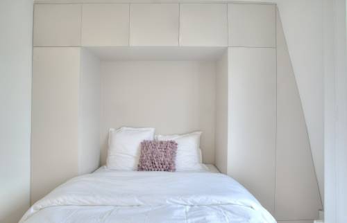 Meuble pont au dessus du lit dans la chambre à coucher