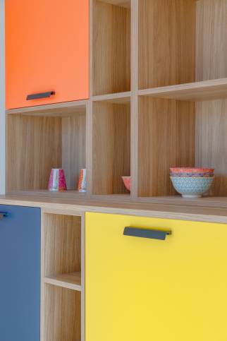 Cuisine aux couleurs vives : détail du meuble de rangement