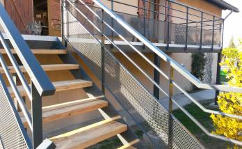 Un nouveau balcon et de beaux escaliers, mélange de bois et de métal
