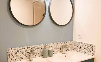 Salles d'eau en bleu, villa située dans les monts d'or