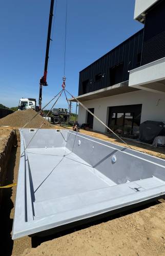 Mise en place de la piscine coque polyester par grutage