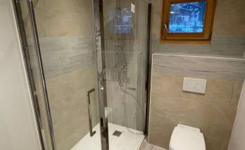 Salle de bain R - Douche et WC - architecte 73, décorateur intérieur 73, peintre 73, carreleur 73, plaquiste 73, plombier 73, électricien 73