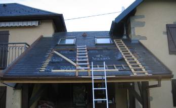 Installation de panneaux photovoltaïques sur le toit d'une maison à Bougival