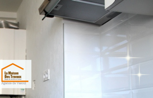 Cuisine rénovée avec des finitions soignées et des matériaux durables, pour un confort durable au quotidien.