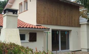 maison en surélévation avec la façade en bois