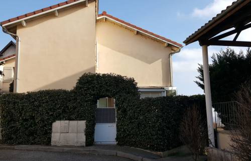 Vue avant travaux maison avec véranda alu pour projet d'extension bois avec terrasse à Châteaulin (29150)