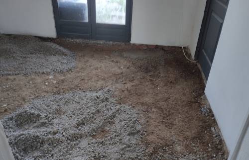 Sols en cours de rénovation dans une maison ancienne