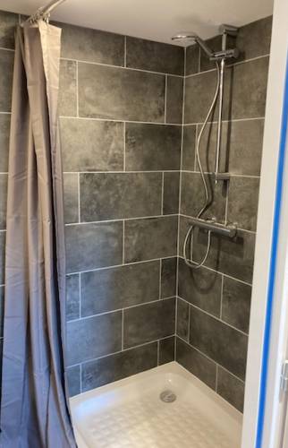 Carrelage salle d'eau et pose receveur classique premier étage de la mezzanine - Cergy - 95000 -