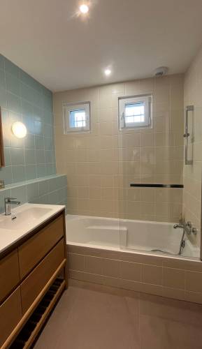 vue d'ensemble de la salle de bain