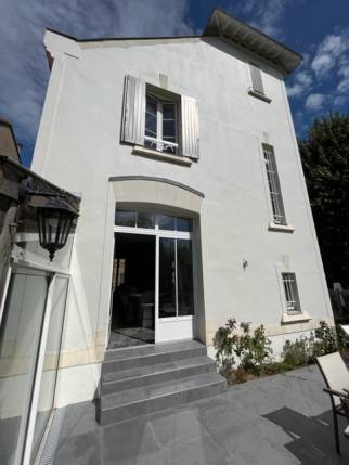 Aménagement extérieur rénové avec remplacement de la fenêtre par une porte fenêtre et création d'un accès sur la terrasse - Nantes 44