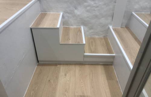 Après les travaux - petit escalier sur mesure pour faciliter la circulation - Loft Paris
