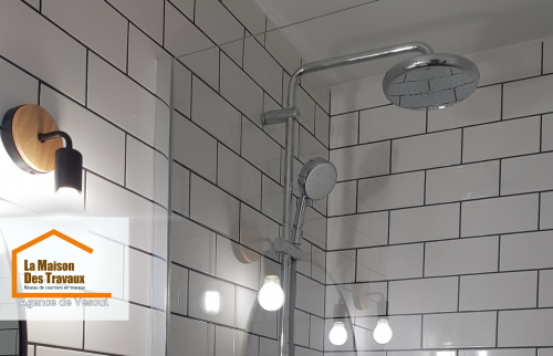 La deuxième image présente une vue détaillée de la douche avec une tête de douche suspendue et un éclairage sur rail