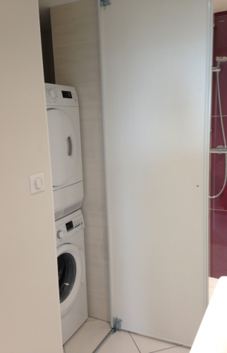 Lave linge et sèche linge placés dans un grand placard