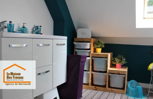 Une salle d’eau pensée pour les plus petits : design malin et rangements accessibles dans des combles bien aménagés.