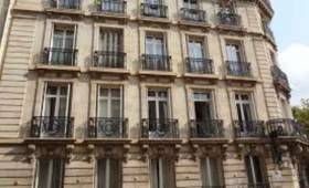 Ravaler la façade d'un immeuble à Paris étoile
