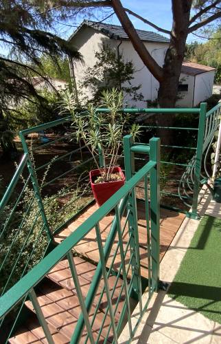 balcon avec escaliers vers jardin La Maison Des Travaux Ales