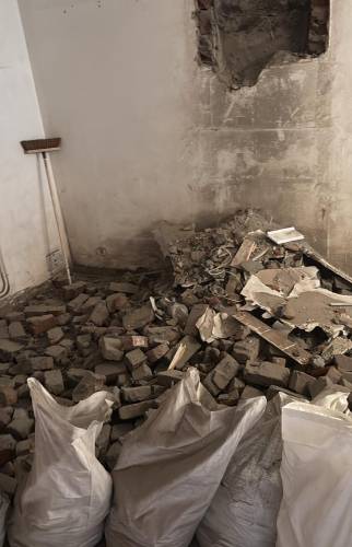 Étape de dépose du conduit de cheminée dans une maison à Harnes.