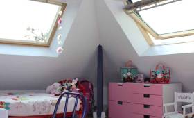Chambre terminée dans les combles aménagés pour enfants