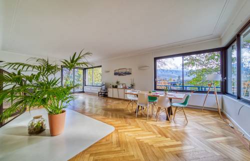 Un salon lumineux avec un très joli sol, parquet chevron et béton ciré