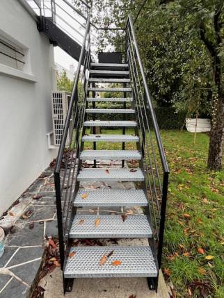 Pose d'un escalier métal 1/4 tournant d'accès à la toiture-terrasse rénovée - Nantes 44