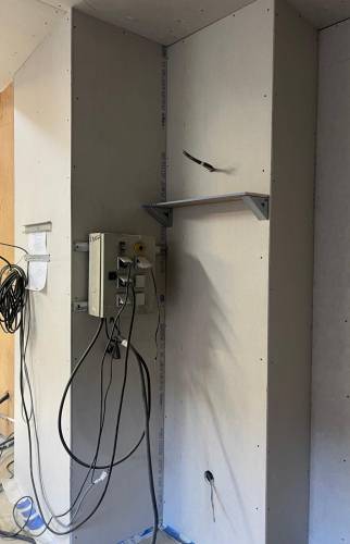 Aménagement du local technique temporaire en attendant l'installation électrique définitive
