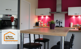 Cette cuisine rénovée allie design contemporain et praticité avec des meubles sur-mesure, un éclairage intégré et des finitions élégantes. Un espace optimisé pour le confort et la convivialité.