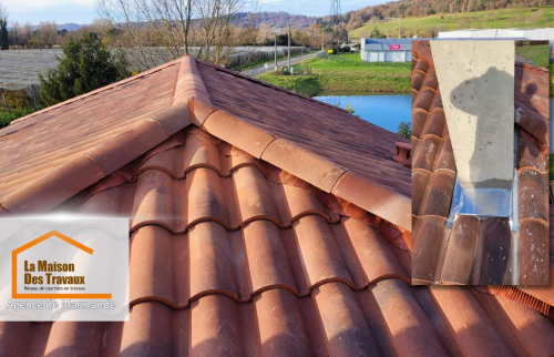 Détails de la toiture autour de la cheminée – Un travail méticuleux pour garantir une finition soignée et éviter toute infiltration d’eau.