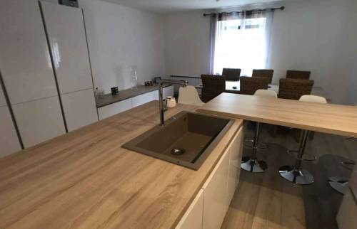 Façade blanc laquée et plan de travail en hêtre - Bassou (89)