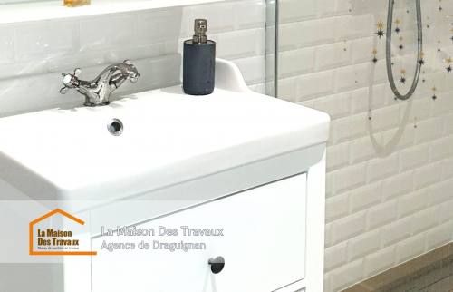 Vue du sol carrelé avec motifs géométriques, un choix esthétique et durable pour la location