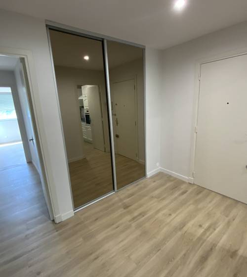 Entrée d'appartement rénovée avec portes de placards miroir Alès