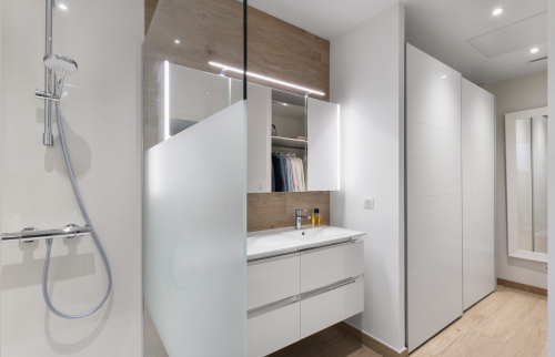 Salle de bain avec douche à l'italienne à Vertou