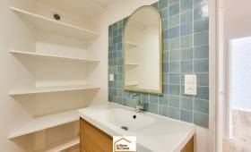 colombes-92700_salle-de-bain-optimisee_03-meuble-vasque-miroir-carrelage-bleu