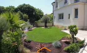 jardin arriere en plein printemps