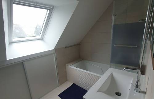 Installation de la nouvelle vasque et du miroir dans la salle d’eau