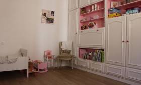Installation de cimaises dans une chambre pour enfant