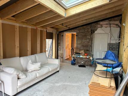 Limonest (69760) : Elevation des murs et toiture en ossature bois, avant l'isolation