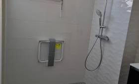 Travaux maçonnerie et carrelage douche à l'italienne XXL pour salle d'eau PMR à Penchard (77)