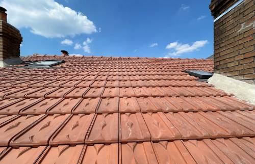 Les tuiles mécaniques losangées neuves en place