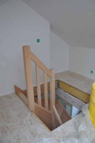 Escalier d'accès aux combles aménagés - Combs-la-Ville 77380