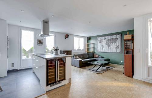 Rénovation complète d'une cuisine à Fontenay-Aux-Roses vue sur le salon