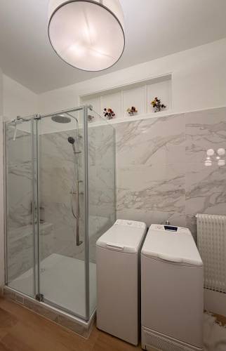 Nouvelle douche contemporaine à la place de la baignoire