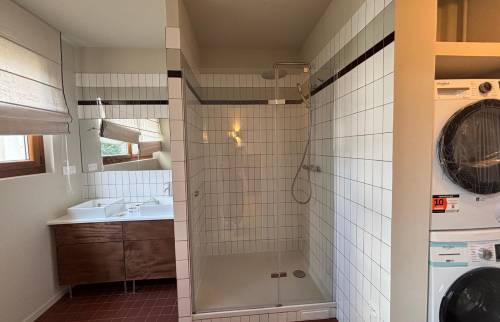 Salle de bain, et espace buanderie.