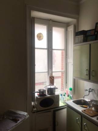 Petite cuisine fermée avant travaux de rénovation dans un appartement - Nantes 44