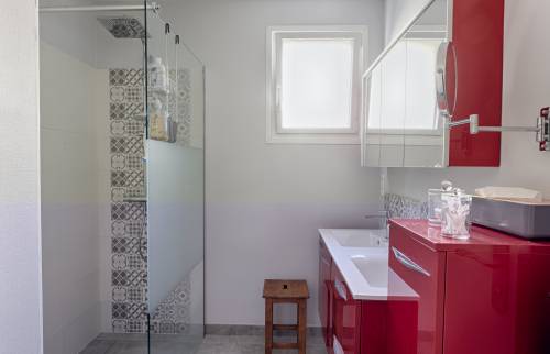 Aménagement salle d'eau SDE avec douche italienne création menuiserie PVC pose d'un lavabo double vasque dans ancienne réserve à Crozon (29160)