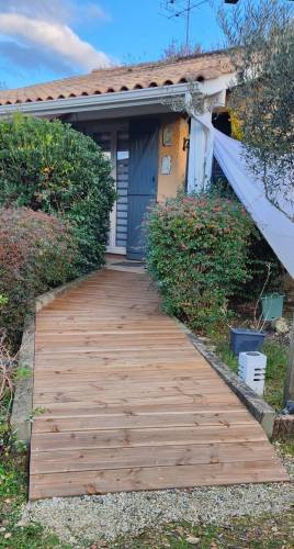 Allée de maison en pin douglas après travaux de rénovation extérieure - Montauban 82000